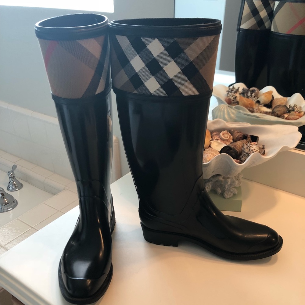 Burberry rain boots size 37